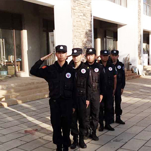 街道巡逻中的保安